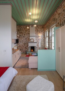 kiriaki guesthouse and suites