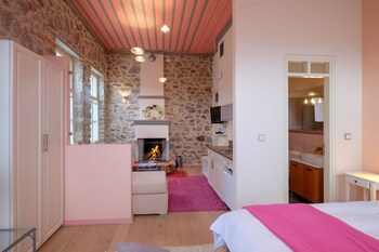 kiriaki guesthouse and suites