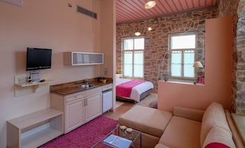 kiriaki guesthouse and suites
