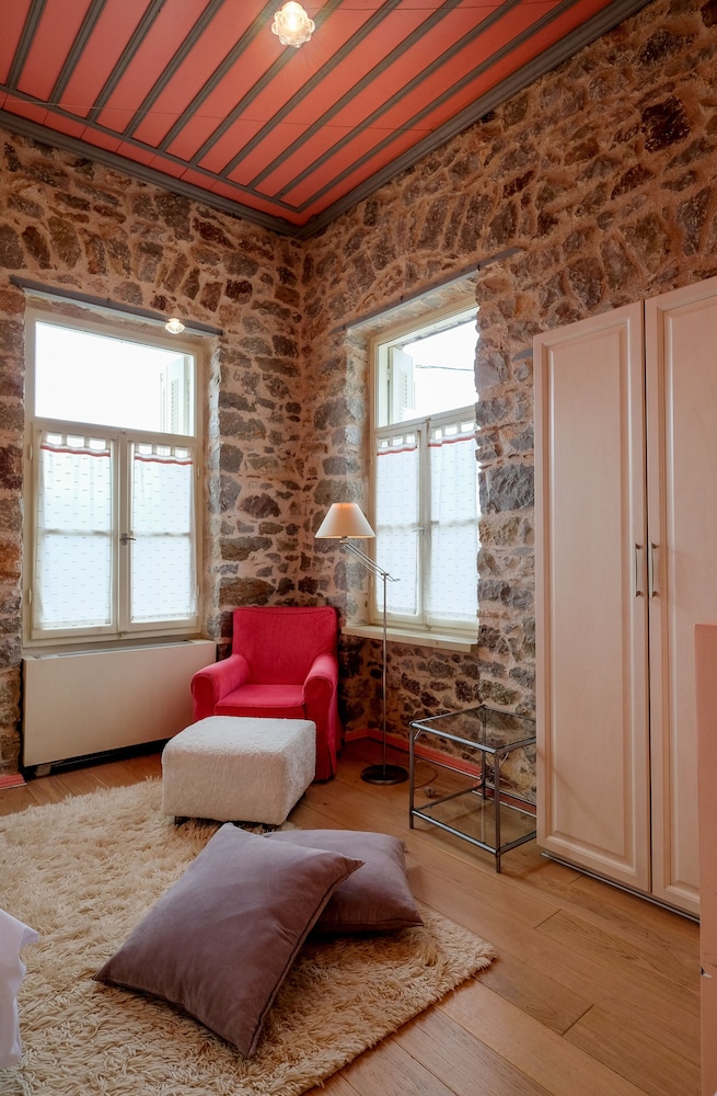 kiriaki guesthouse and suites