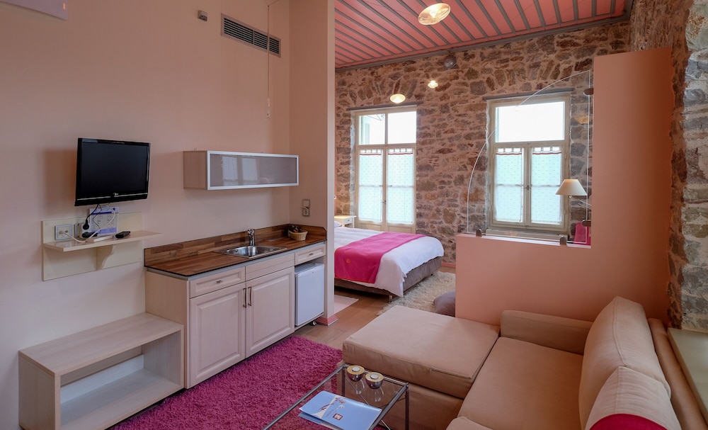 kiriaki guesthouse and suites