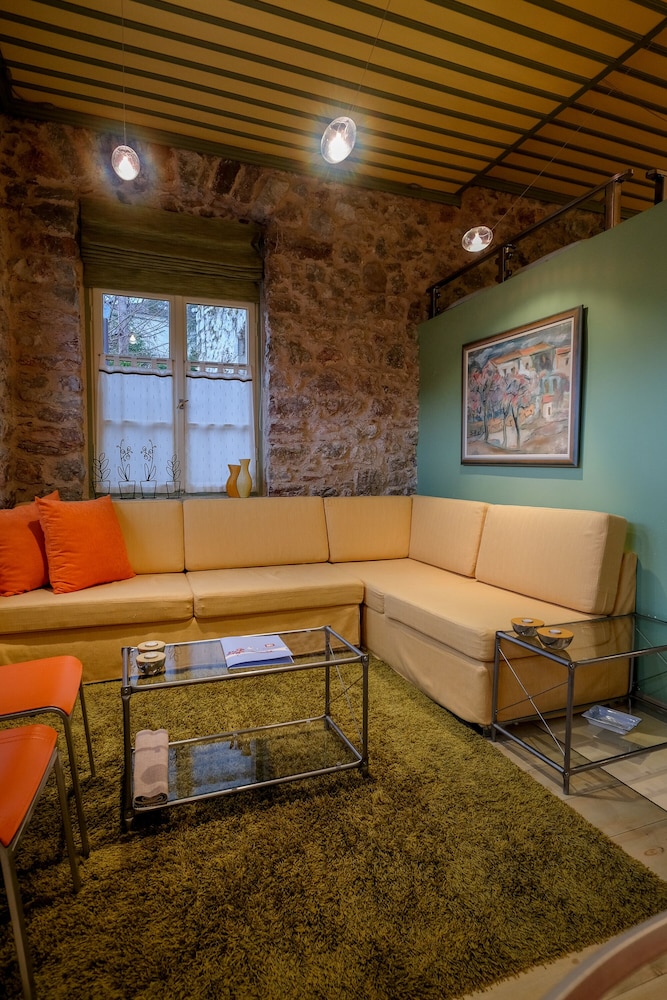 kiriaki guesthouse and suites