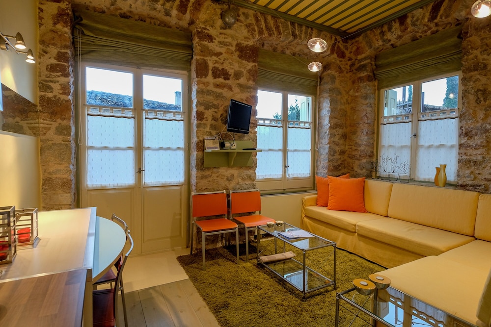 kiriaki guesthouse and suites
