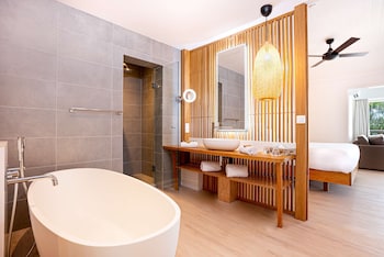 doubletree by hilton noumea ilot maitre resort
