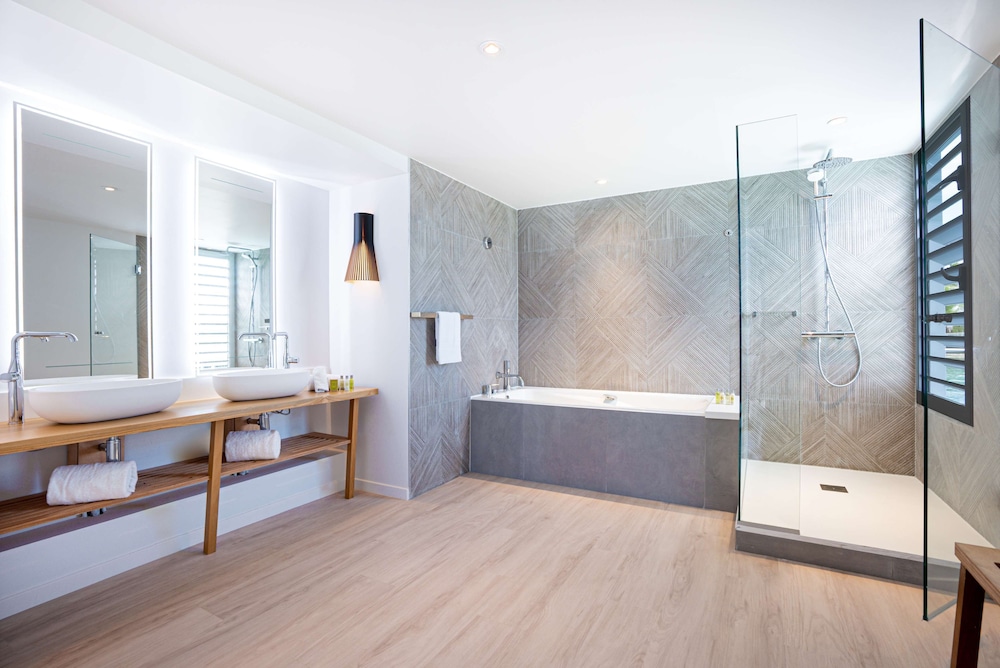 doubletree by hilton noumea ilot maitre resort