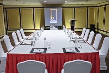 the b hotel