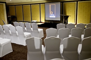 the b hotel