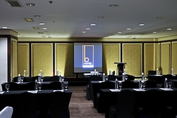 the b hotel