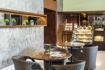 the b hotel