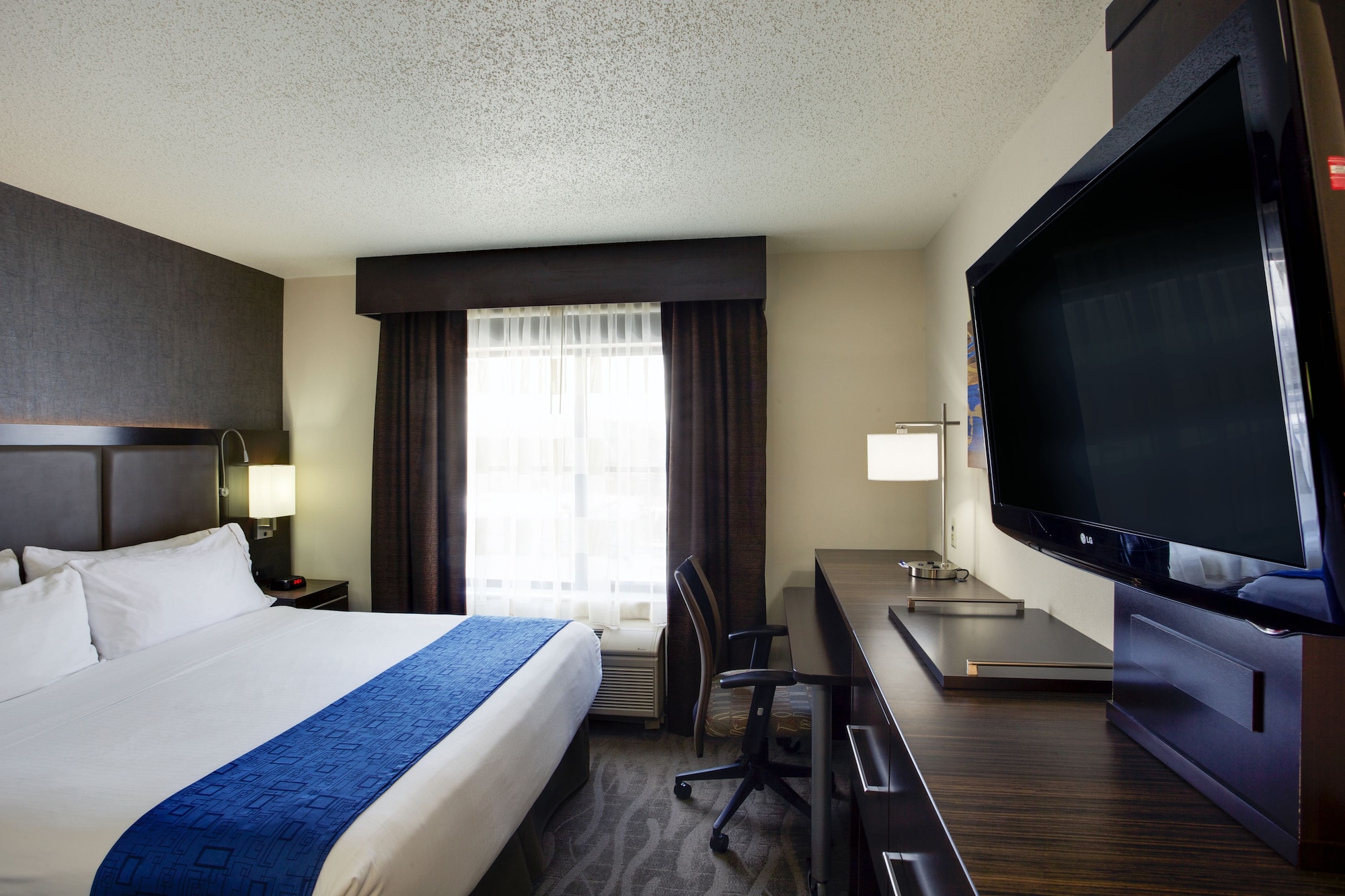 holiday inn express hotel and suites meadowlands area