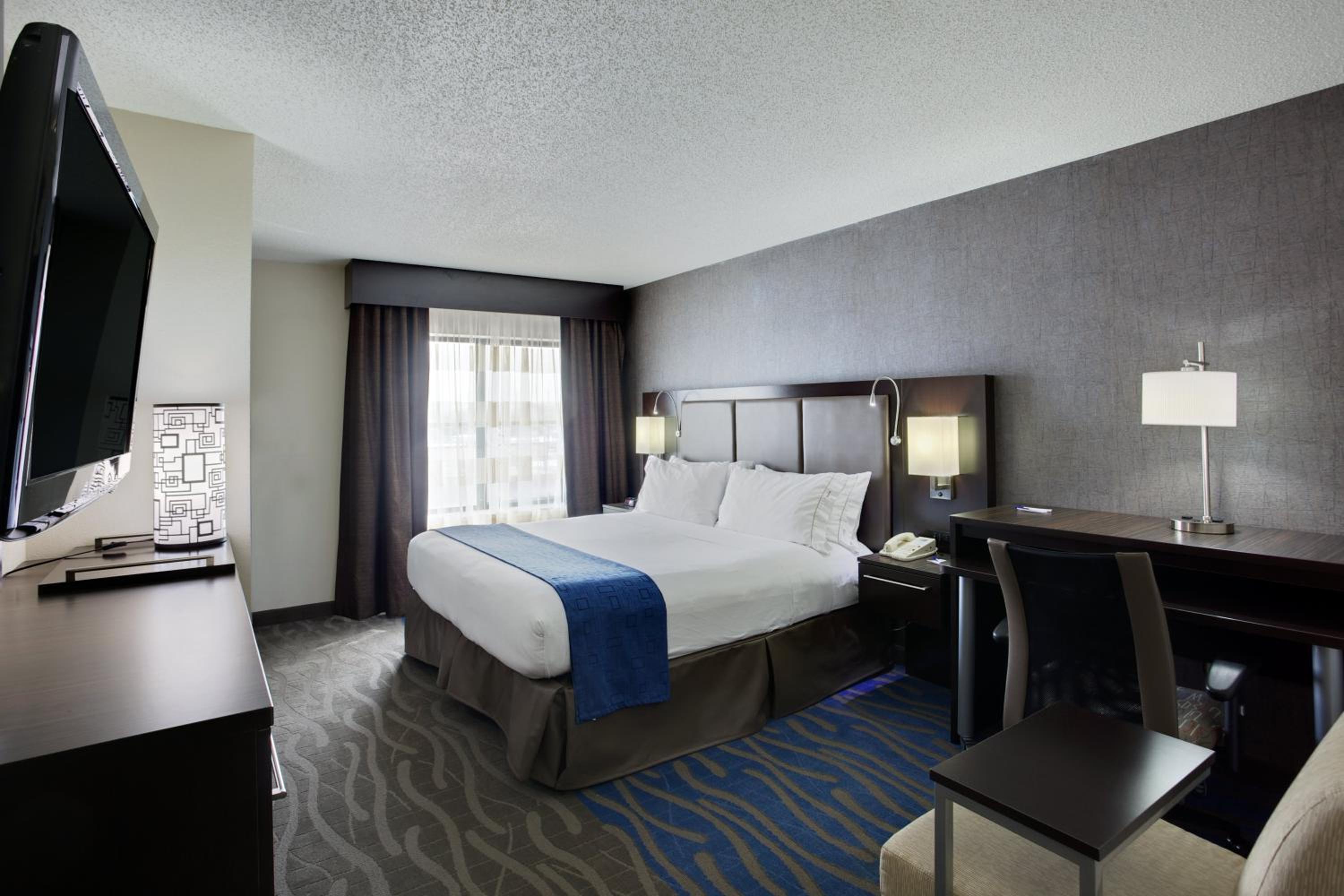 holiday inn express hotel and suites meadowlands area