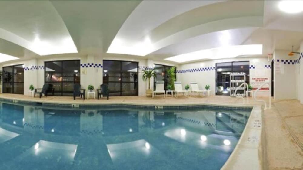 holiday inn express hotel and suites meadowlands area
