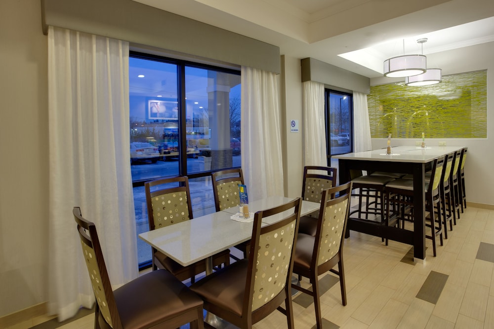 holiday inn express hotel and suites meadowlands area