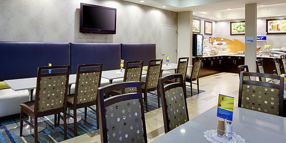 holiday inn express hotel and suites meadowlands area