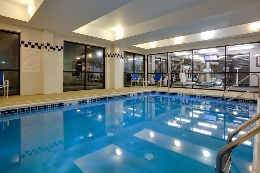 holiday inn express hotel and suites meadowlands area