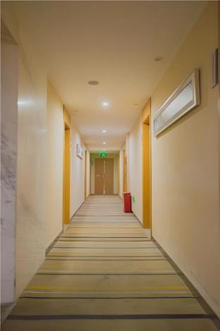 city comfort inn nanchang bayi square metro station
