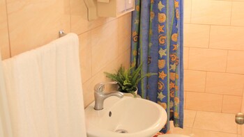 fully equipped new 3br apt dt 2mins to the beach