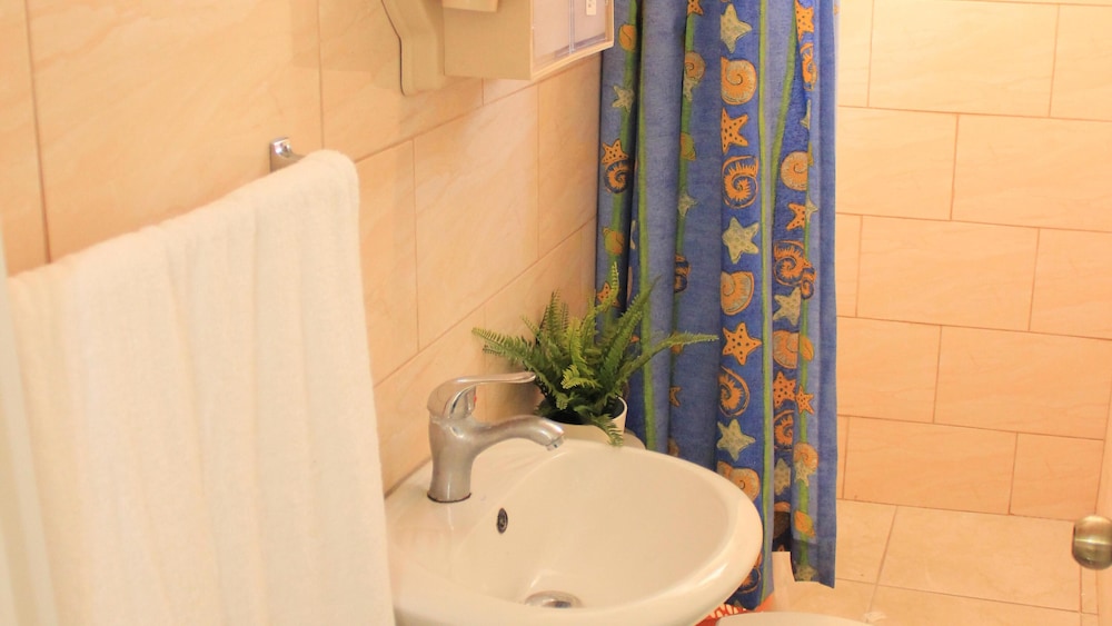 fully equipped new 3br apt dt 2mins to the beach