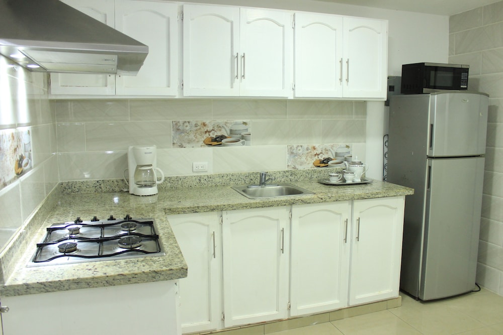 fully equipped new 3br apt dt 2mins to the beach
