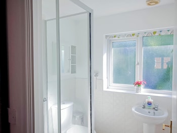 airport lounge 3bed 6 persons