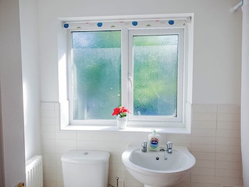 airport lounge 3bed 6 persons