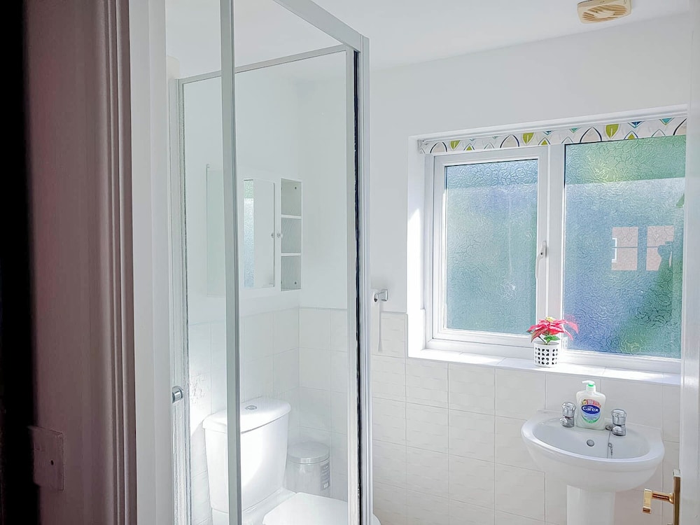 airport lounge 3bed 6 persons