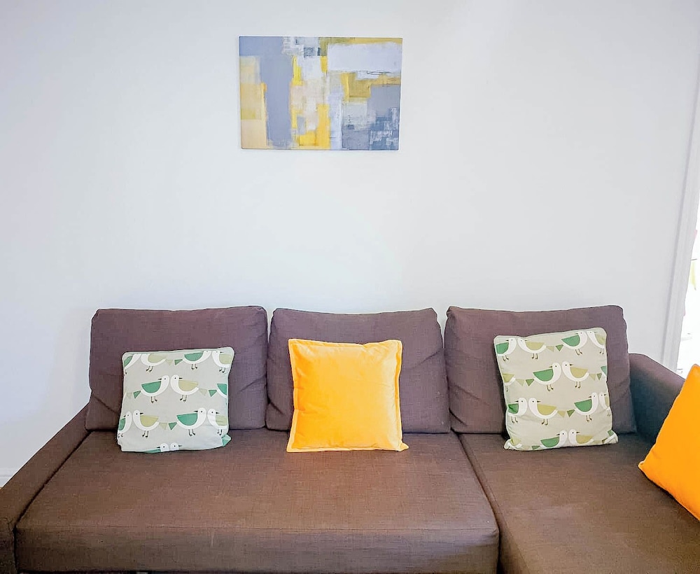 airport lounge 3bed 6 persons