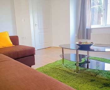 airport lounge 3bed 6 persons