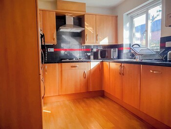 airport lounge 3bed 6 persons