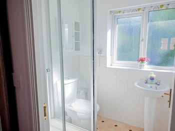 airport lounge 3bed 6 persons