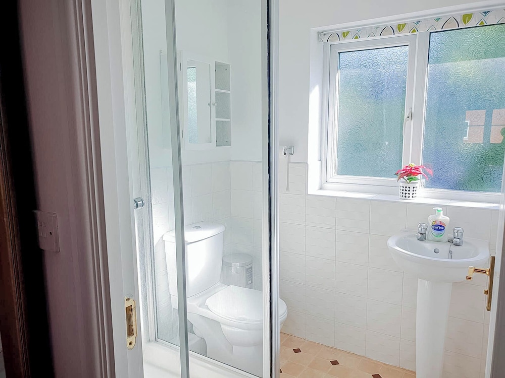 airport lounge 3bed 6 persons