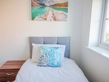 airport lounge 3bed 6 persons