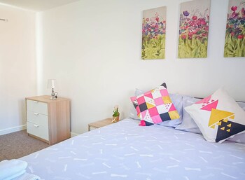 airport lounge 3bed 6 persons