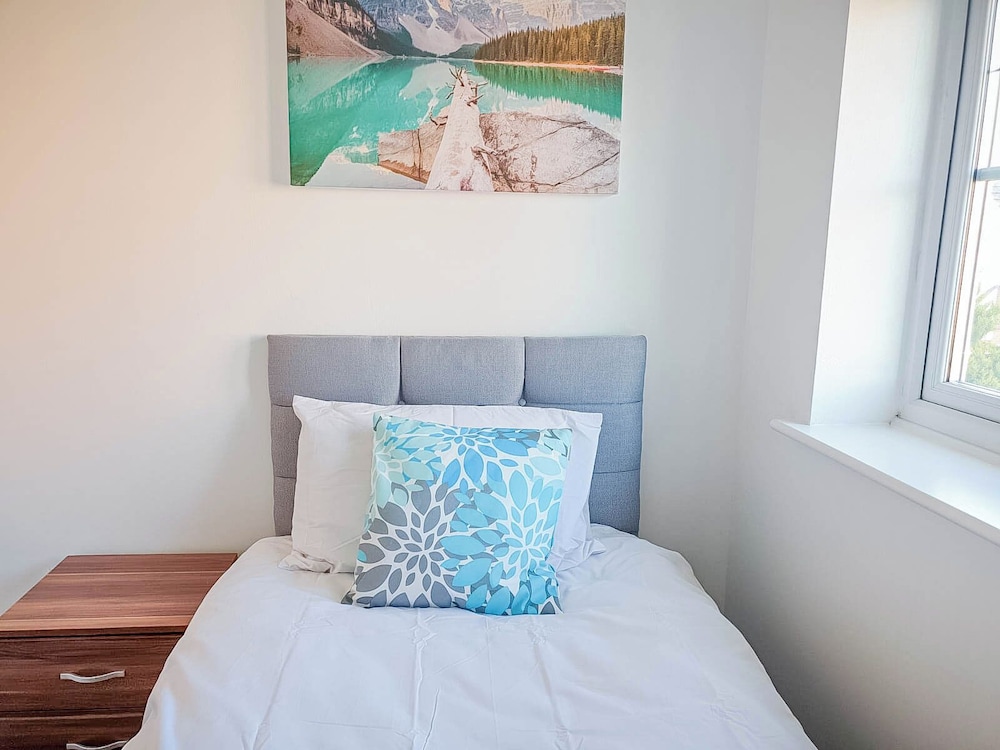 airport lounge 3bed 6 persons