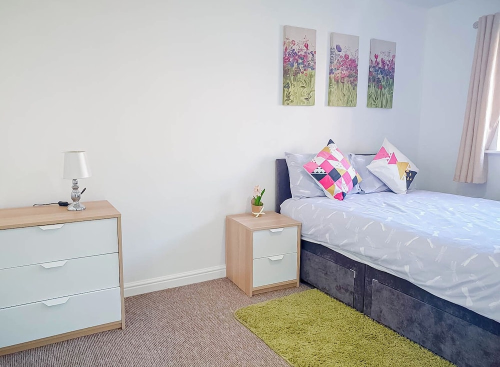 airport lounge 3bed 6 persons