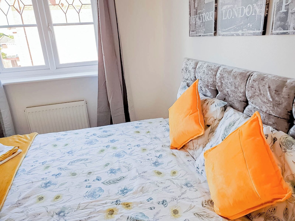 airport lounge 3bed 6 persons