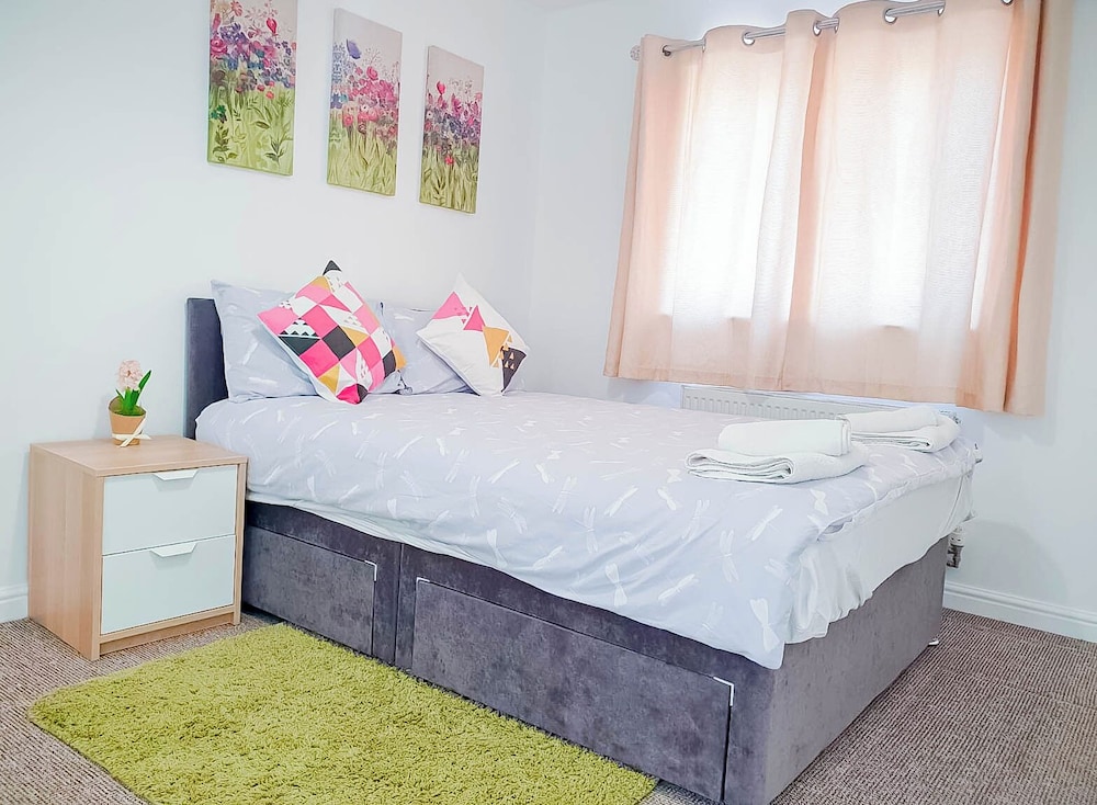 airport lounge 3bed 6 persons