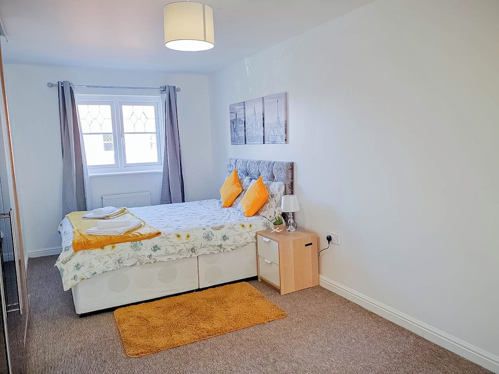 airport lounge 3bed 6 persons