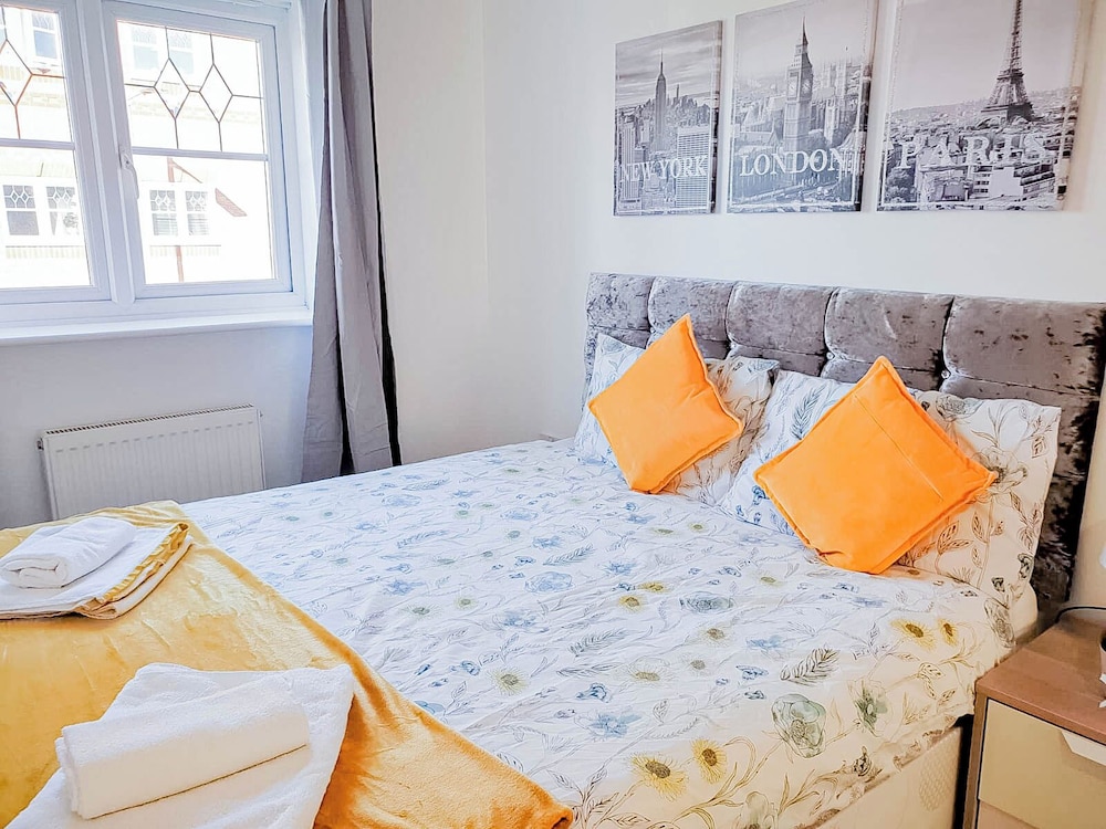 airport lounge 3bed 6 persons