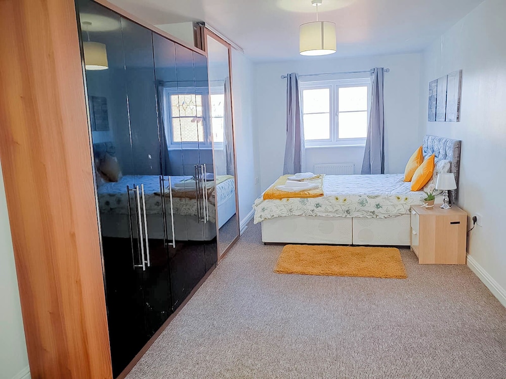 airport lounge 3bed 6 persons