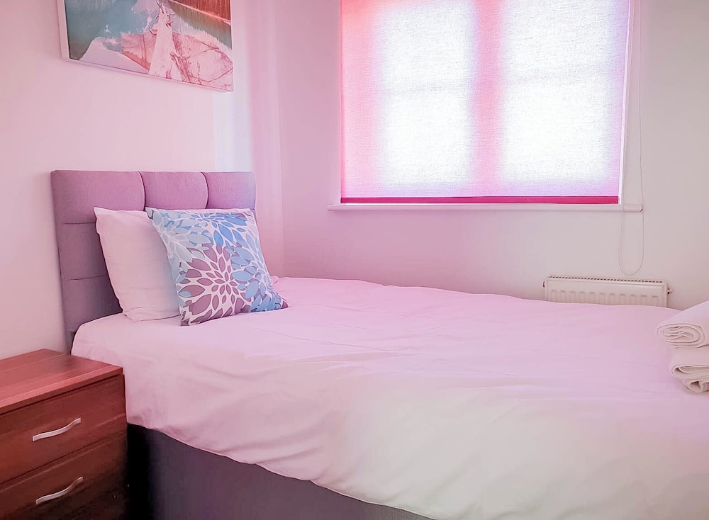 airport lounge 3bed 6 persons