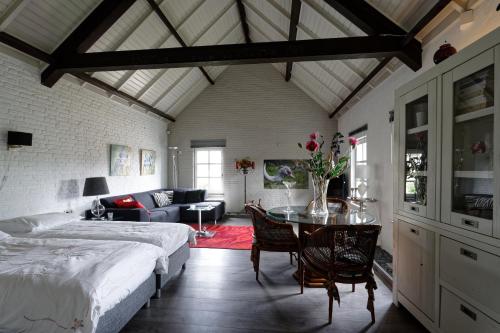 Room To Rent With Own Entrance, Living Room And Bathroom,,2.5 star