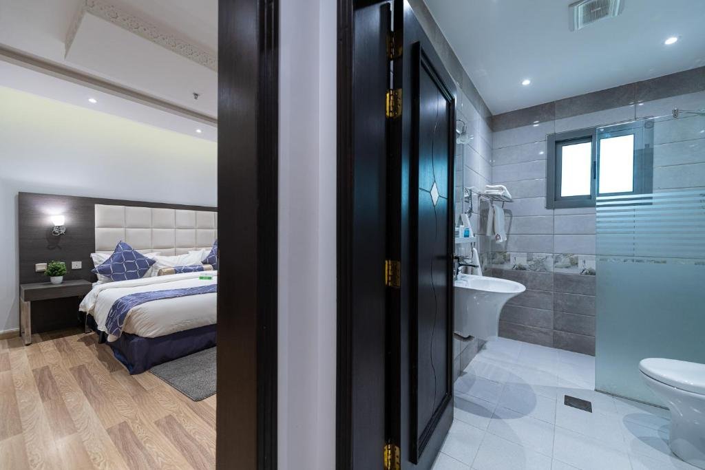 holiday plus hotel suites