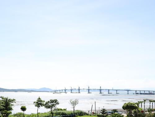 breeze and waves a seaside inn