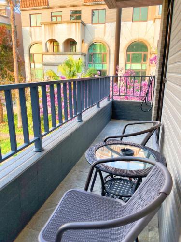 breeze and waves a seaside inn