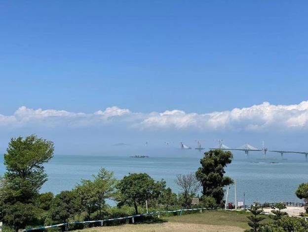 breeze and waves a seaside inn