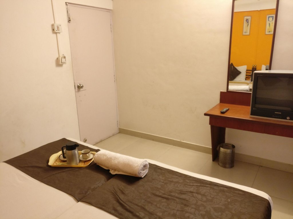 Hmr Royal Inn,Donaje>>Pune,3 star