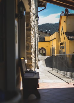 Borgo I Tre Baroni,In Poppi (Moggiona),4 star