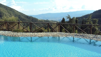 Borgo I Tre Baroni,In Poppi (Moggiona),4 star