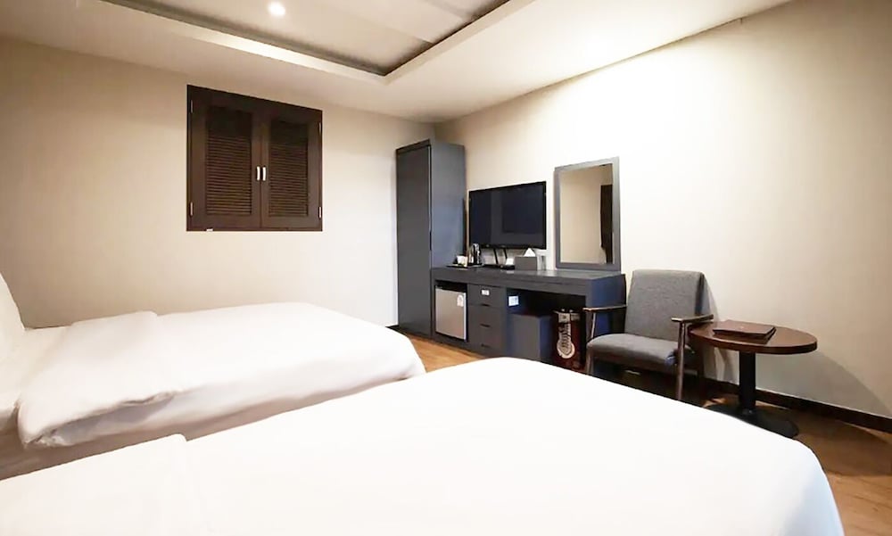 incheon airport hotel june